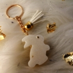 Schlüsselanhänger Hase aus Resin in weiß und gold