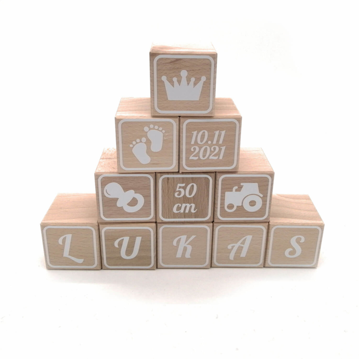 babygeschenke-personalisiert-12 Babygeschenke personalisiert - Buchstabenwürfel Holz Baby