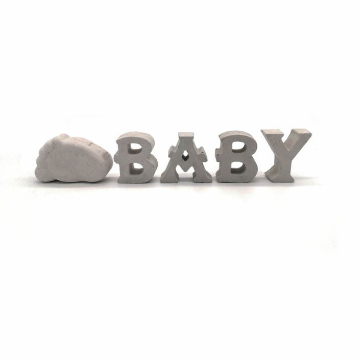 babygeschenke-personalisiert-21 Babygeschenke personalisiert - Beton Buchstaben Baby mit Babyfuß