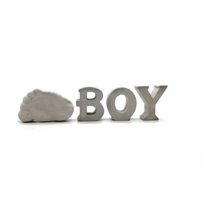 babygeschenke-personalisiert-25 Babygeschenke personalisiert - Beton Buchstaben Boy mit Babyfuß