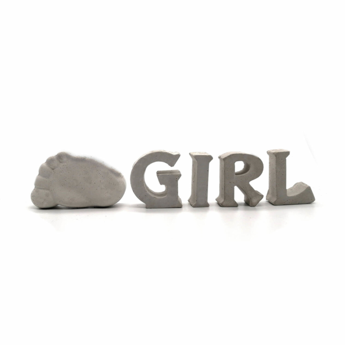babygeschenke-personalisiert-26 Babygeschenke personalisiert - Beton Buchstaben Girl mit Babyfuß