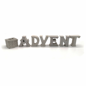 Dekorationsvorschläge für Weihnachte - Beton Buchstaben Advent mit Geschenk