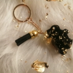 Schlüsselanhänger Hase aus Resin in schwarz und gold