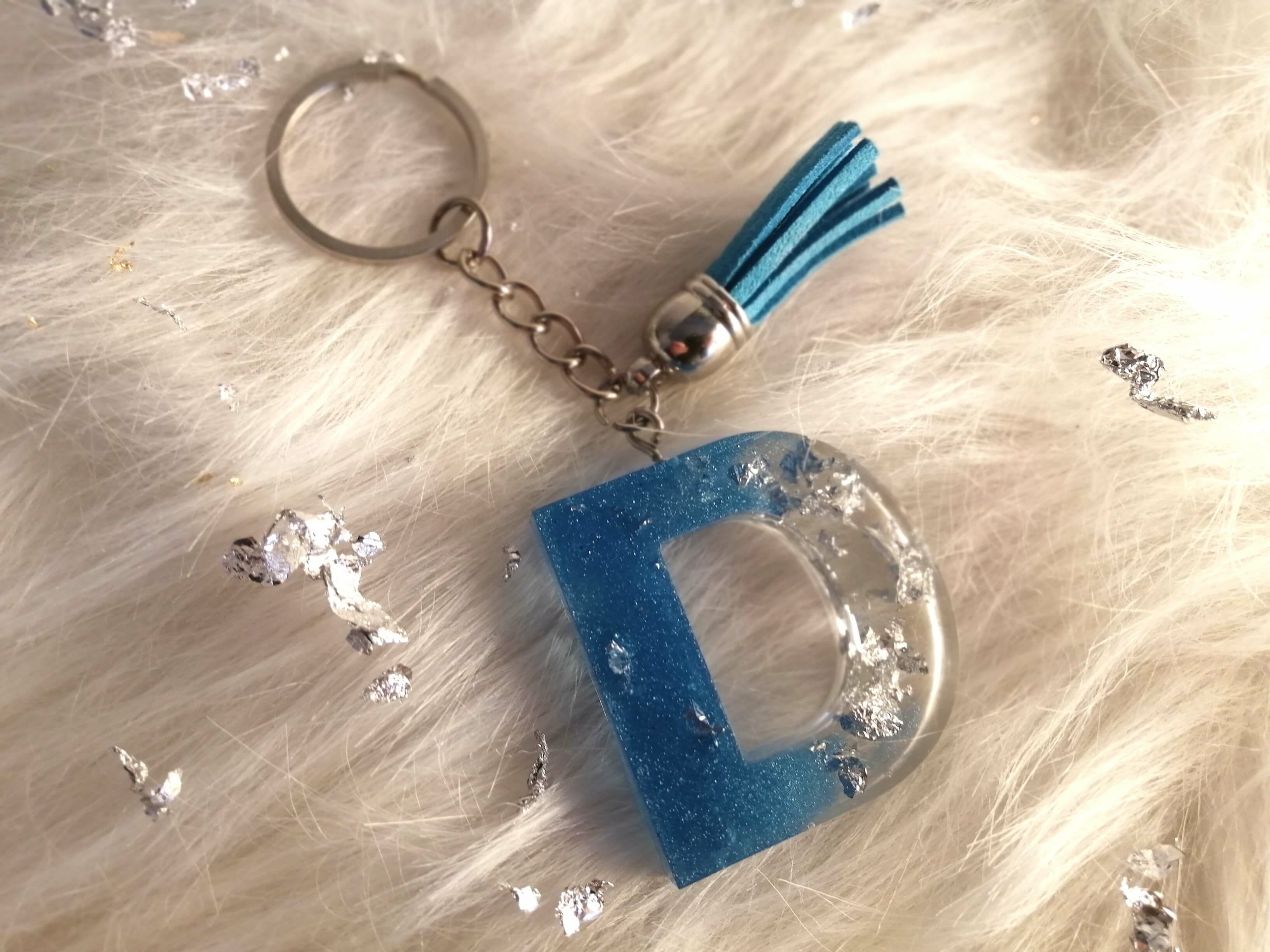Schlüsselanhänger Buchstaben aus Resin in blau und silber