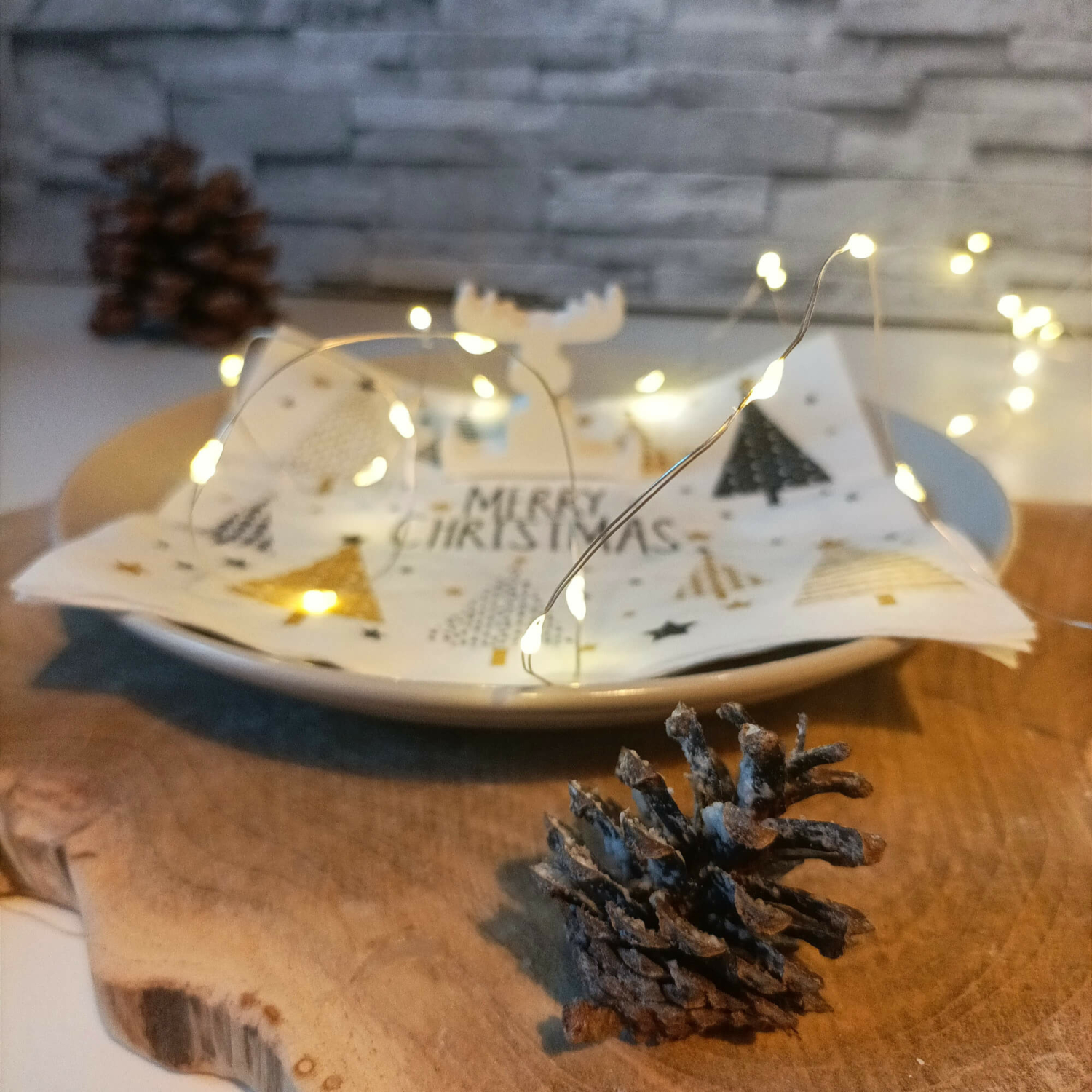 2 Goldene Rentier-Figuren Aus Harz – Sitzend & Stehend Als Weihnachtsdeko Für Zuhause