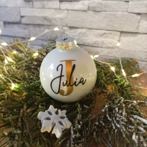Personalisierte Weihnachtskugeln für ein magisches Fest